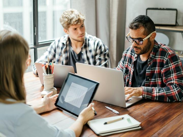 Prospective franchise owners discussing a franchise investment