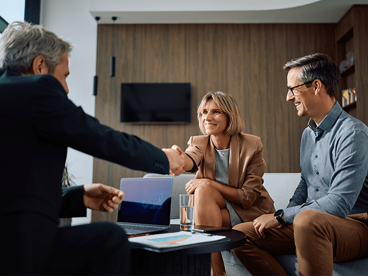Prospective franchise buyer meeting with franchise professionals